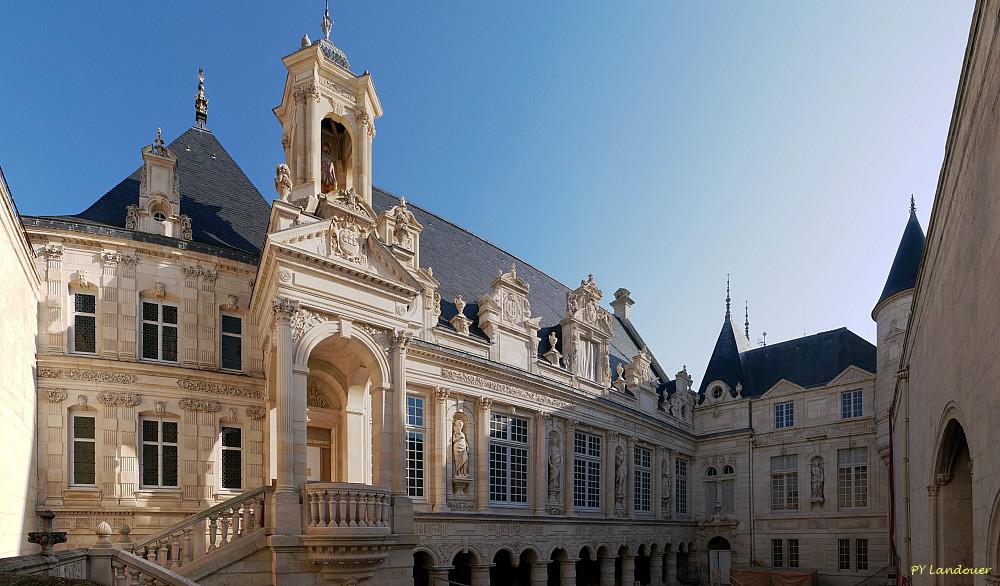 La Rochelle vu d'en haut, Hôtel de Ville, la cour