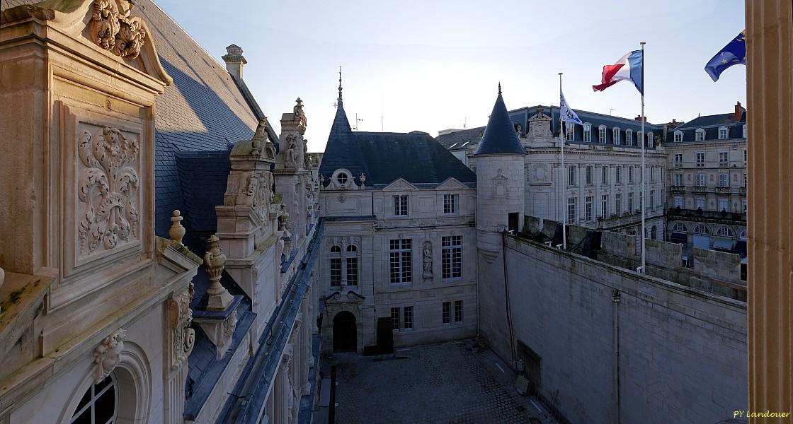 La Rochelle vu d'en haut, Hôtel de Ville, la cour