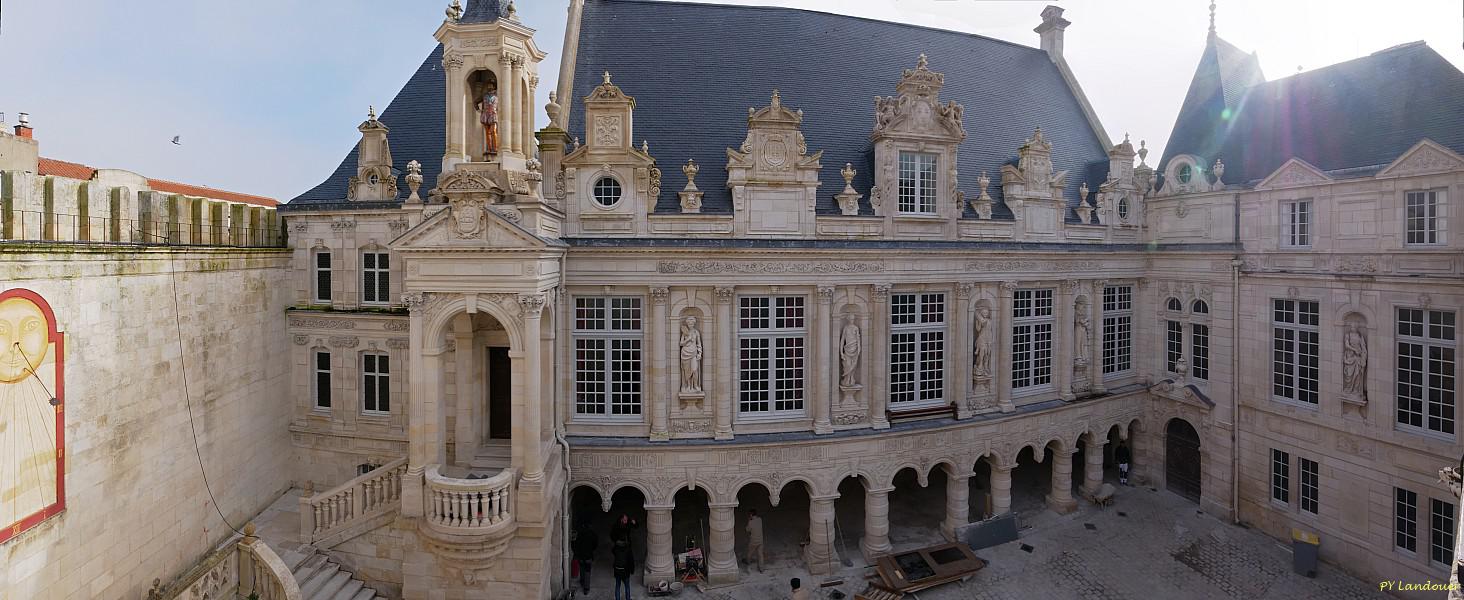 La Rochelle vu d'en haut, Hôtel de Ville, la cour