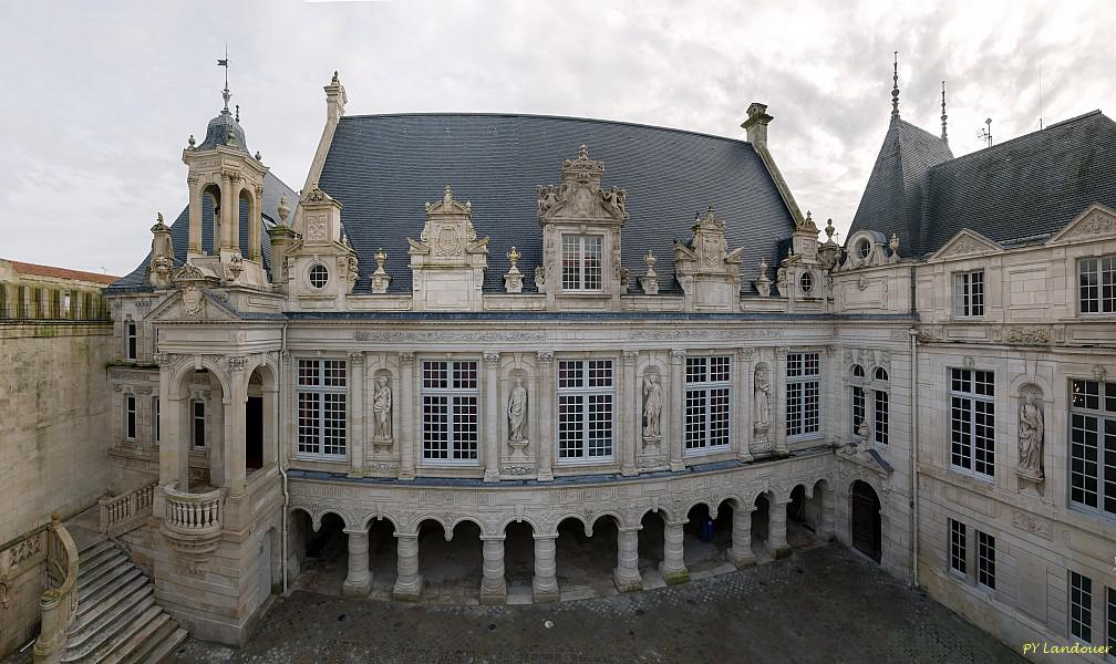 La Rochelle vu d'en haut, Hôtel de Ville, la cour